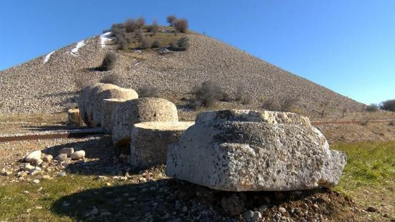 Adıyamanda tarihi Tokalaşma sütunu devrildi, yakınındaki Cendere köprüsü ayakta kaldı