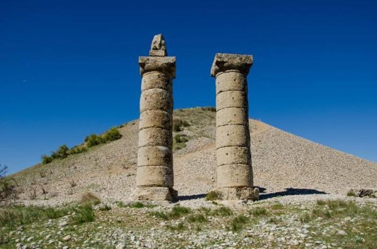 Adıyamanda tarihi Tokalaşma sütunu devrildi, yakınındaki Cendere köprüsü ayakta kaldı