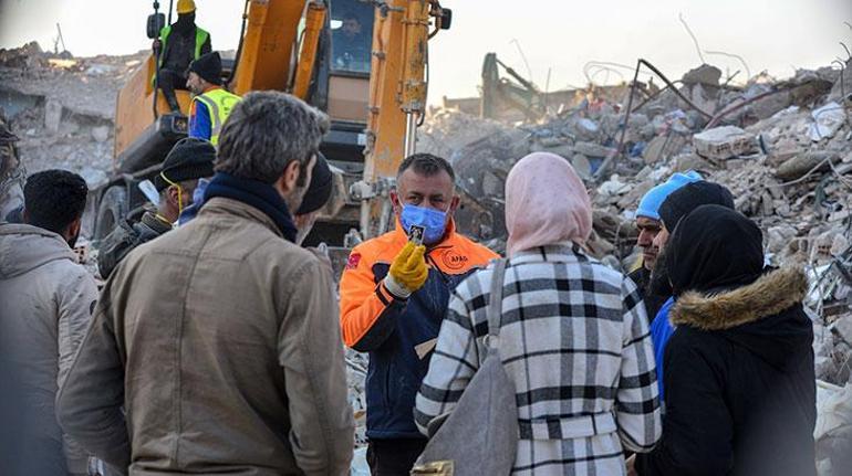 Enkazda duygulandıran not: Burada kızım var lütfen