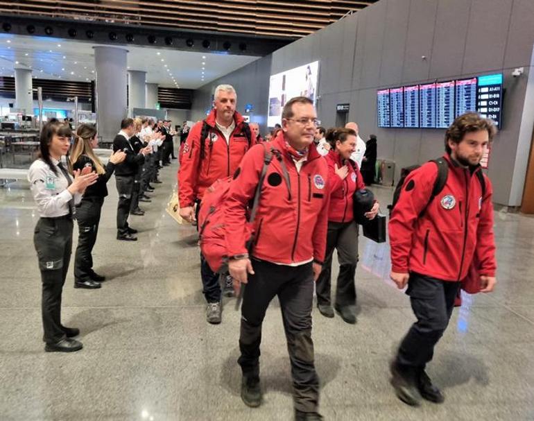 Yunan arama kurtarma ekibi alkışlarla uğurlandı Acımız çok büyüktü