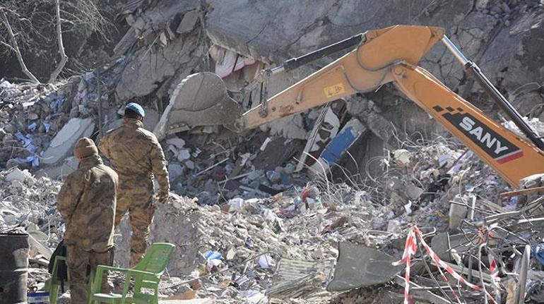 Deprem enkazı şehir dışına çıkarılıyor; jandarma başında nöbette