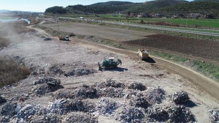 Deprem enkazı şehir dışına çıkarılıyor; jandarma başında nöbette