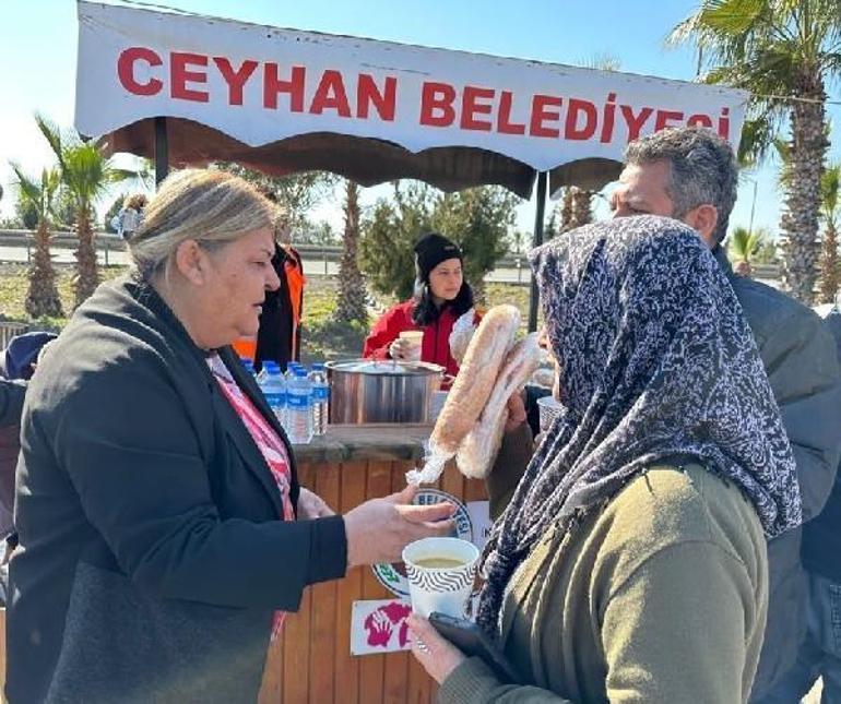 Belediyeden, depremzedelere 70 liraya çorba satan tesisin girişinde çorba ikramı