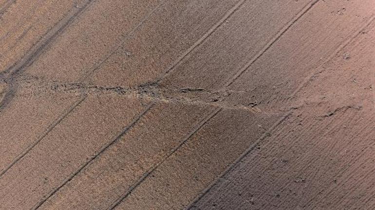 Kahramanmaraşta tarım arazilerini kaydıran fay kırıkları havadan görüntülendi