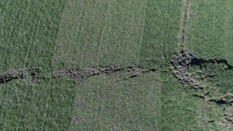 Kahramanmaraşta tarım arazilerini kaydıran fay kırıkları havadan görüntülendi