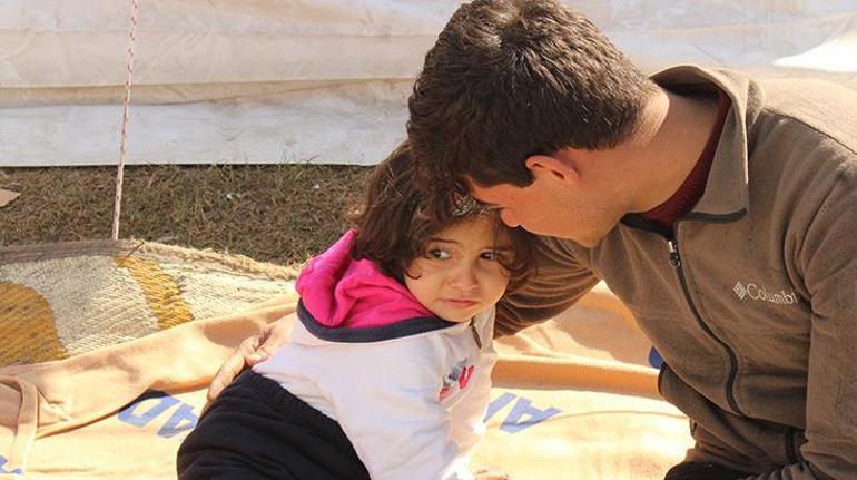 Depremde anne- babası ölen 2 yaşındaki Suriyeli kıza akrabası sahip çıktı