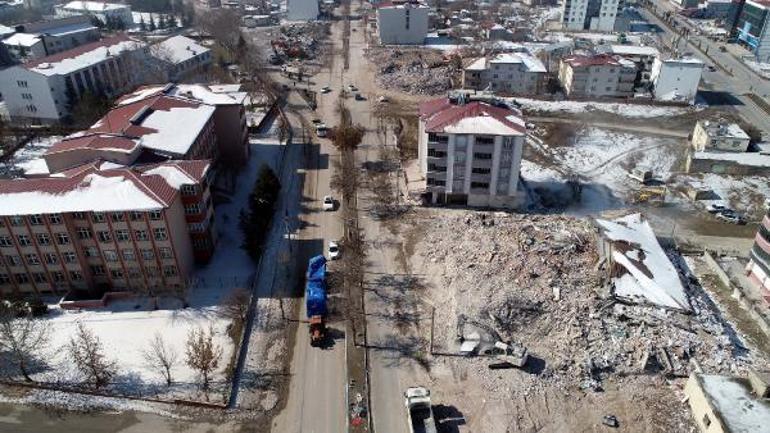 Depremde harabeye dönen mahalle dron ile havadan görüntülendi