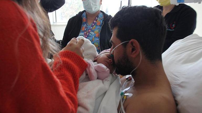 Deprem gecesi baba olmuş 261 saat sonra kurtarılan baba, eşi ve bebeğiyle buluştu