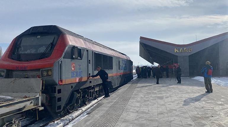 Azerbaycandan gönderilen yardım treni Karsa ulaştı