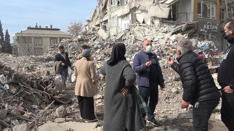 Enkazda eşya derdine düşenler pes dedirtti Canlar gitmiş bunlar çaput derdinde