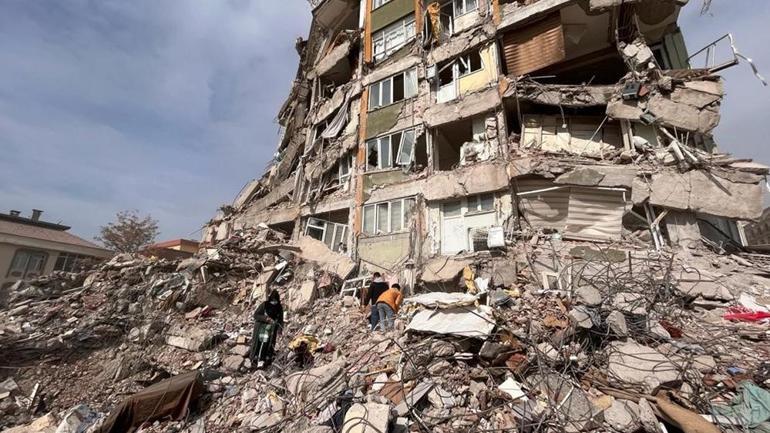 Enkazda eşya derdine düşenler pes dedirtti Canlar gitmiş bunlar çaput derdinde