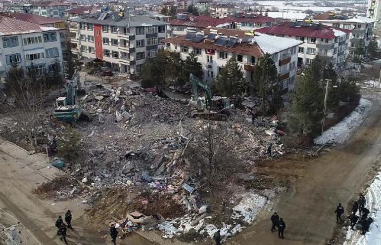 Afşinde depremde 155 kişi öldü Enkaz kaldırma çalışmaları sürüyor