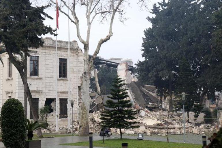 Tarihi Hatay Valilik binasının bir bölümü, 6.4’lük depremde çöktü