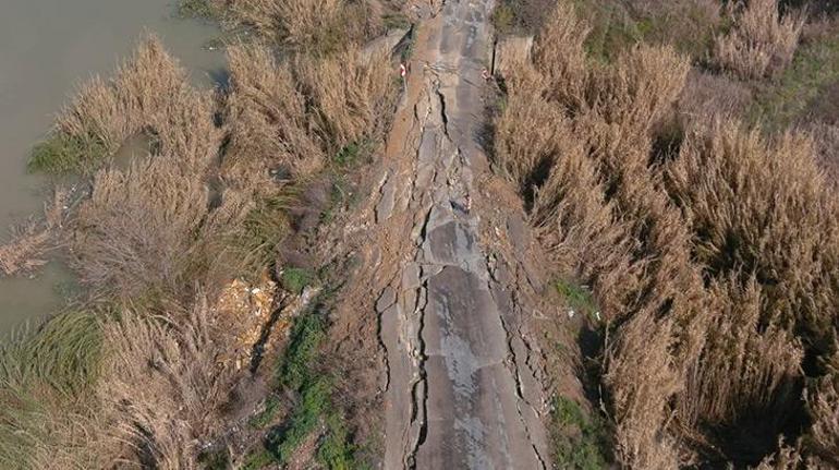 Hataydaki depremde bazı yollar çöktü