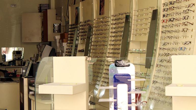 Depremde dükkanın camı ve kapısı kırıldı Raflardakiler aynı şekilde duruyor