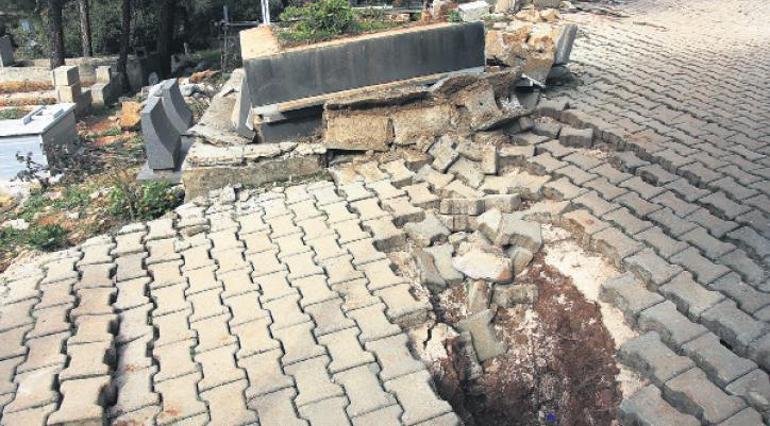 Gökçedere köyü adeta ikiye yarıldı