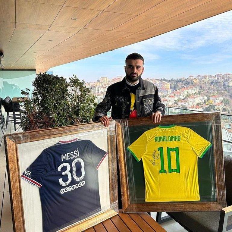 CZN Burak, Messi ve Ronaldinho imzalı formalarını sattı