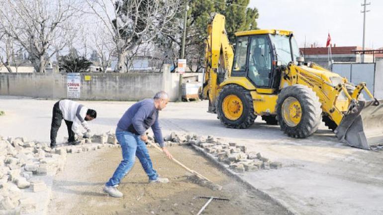 Burhaniye’de  yol bakımı zamanı