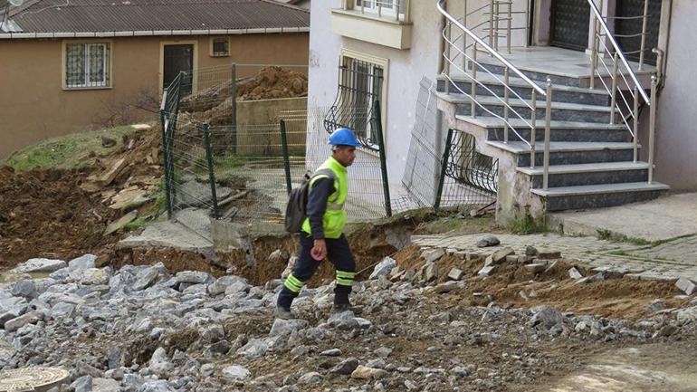 Pendikte yol çöktü 2 bina tedbir amaçlı tahliye edildi