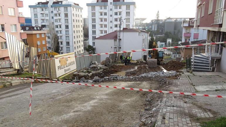 Pendikte yol çöktü 2 bina tedbir amaçlı tahliye edildi