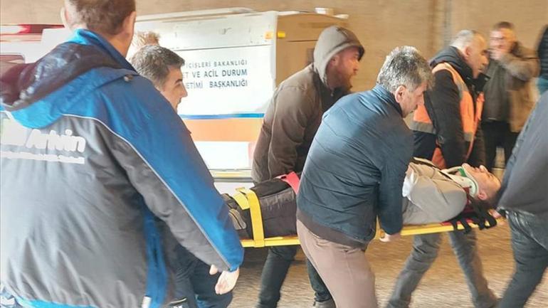 Kayalar heyelanla minibüse düştü Dehşet anları kamerada