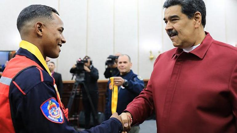 Venezuela Cumhurbaşkanı, Türkiye’den dönen ekibine madalya verdi