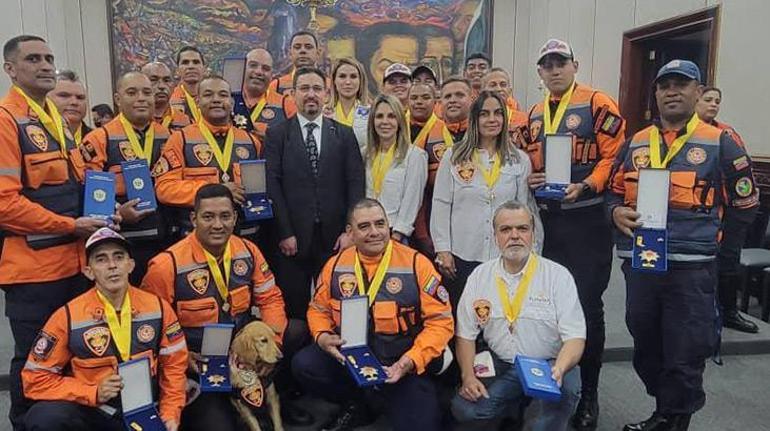 Venezuela Cumhurbaşkanı, Türkiye’den dönen ekibine madalya verdi