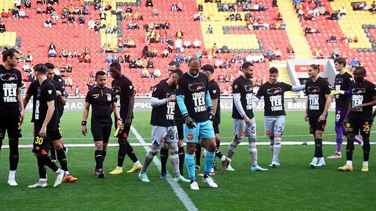 İzmirde anlamlı maç Emre Belözoğluna sevgi gösterisi
