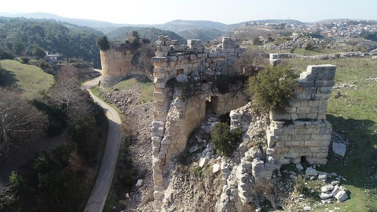 Hatayda 3 dakika arayla meydana gelen depremde Koz Kalesi hasar gördü