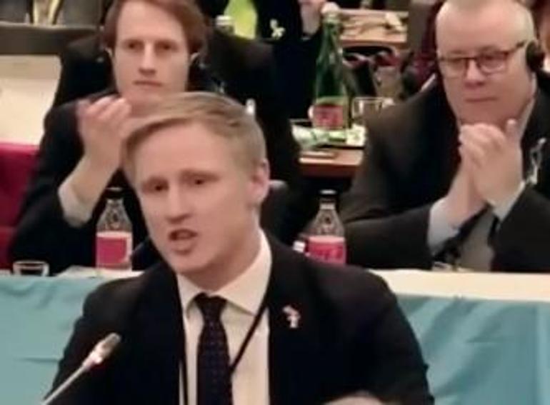 Letonyalı politikacı Rus heyete küfür etti Salon bir anda alkışlamaya başladı