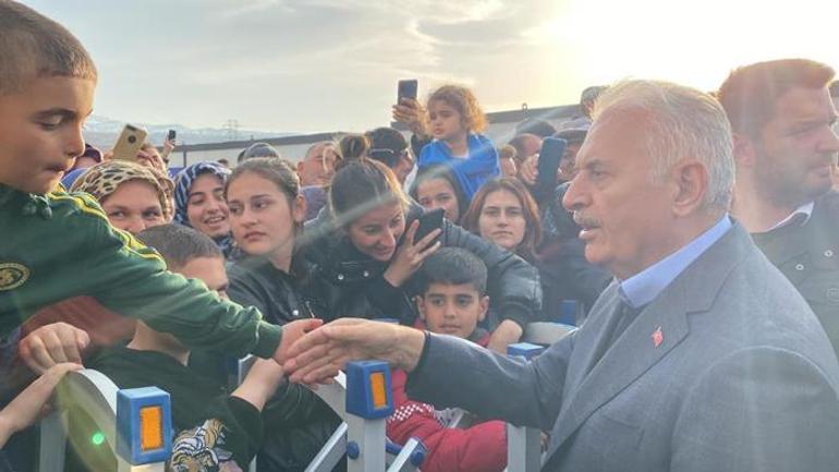 9 yaşındaki Ahsen bağışladığı kumbarasını Bakan Soylu’ya teslim etti
