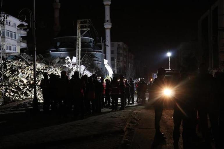 Son dakika... Malatyada 5.6 büyüklüğünde yeni deprem Yıkılan binalar var