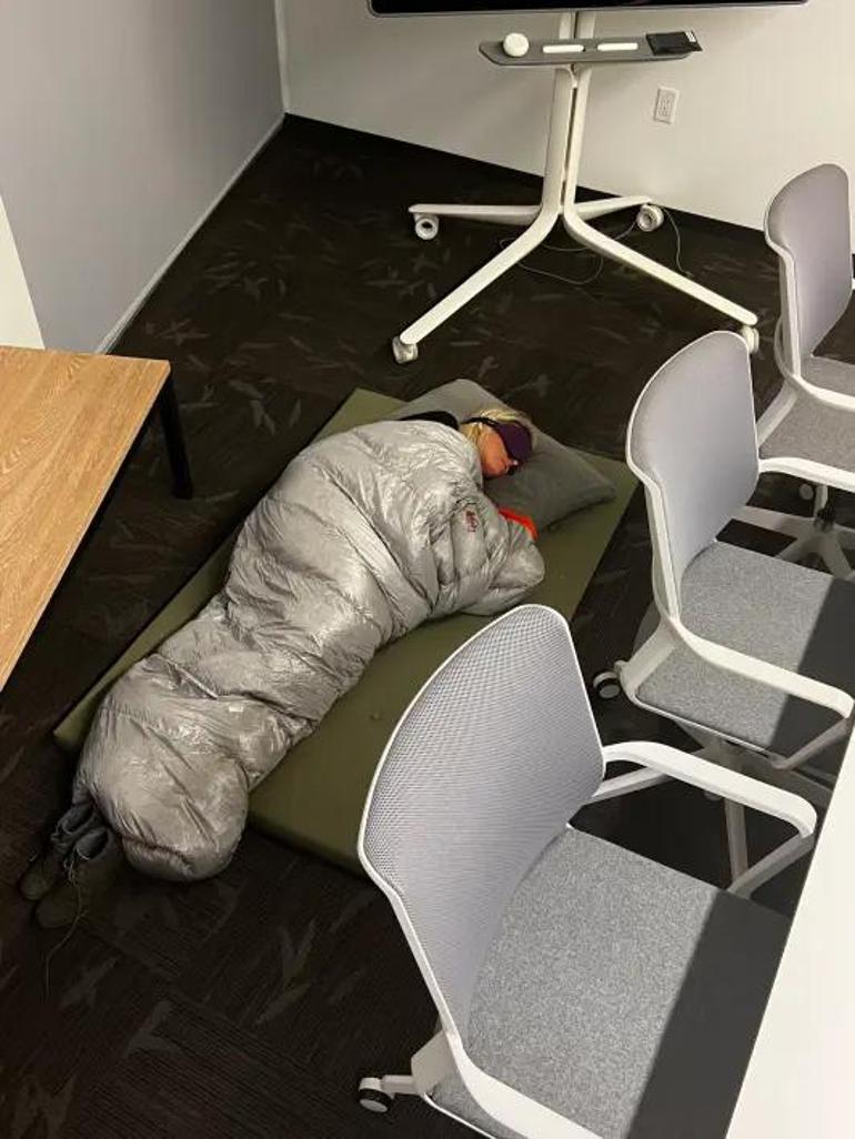 Viral fotoğraf kurtaramadı Ofiste uyuyan yönetici kovuldu