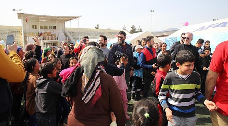 Ünlü isimlerden  Gaziantepte depremzedelere moral ziyareti