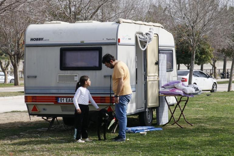 Apartmanda yaşamaya korkan Adanalılar parkta konaklıyor