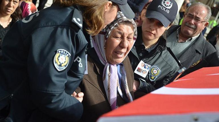 Depremde ölen polis memuru, eşi ve 2 çocuğuna gözyaşlarıyla veda