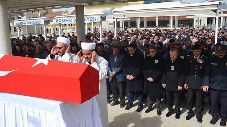 Depremde ölen polis memuru, eşi ve 2 çocuğuna gözyaşlarıyla veda