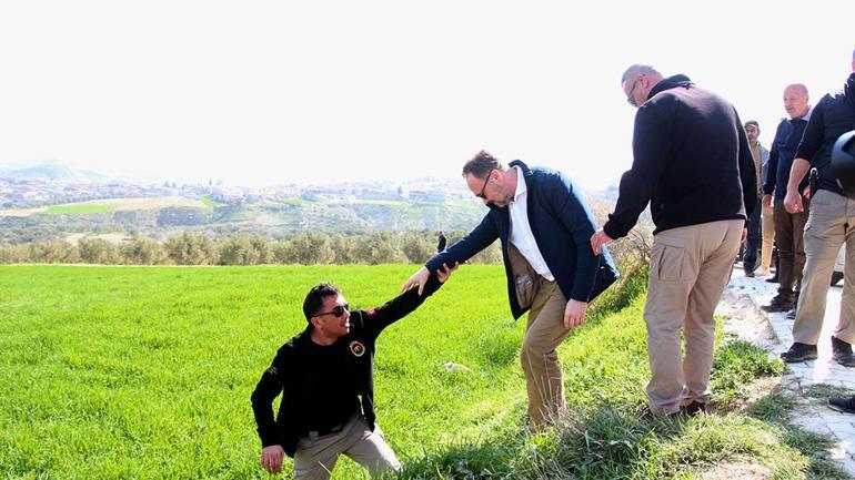 Danimarkalı Bakan, Hatay’da fay hattının geçtiği bölgede incelemede bulundu