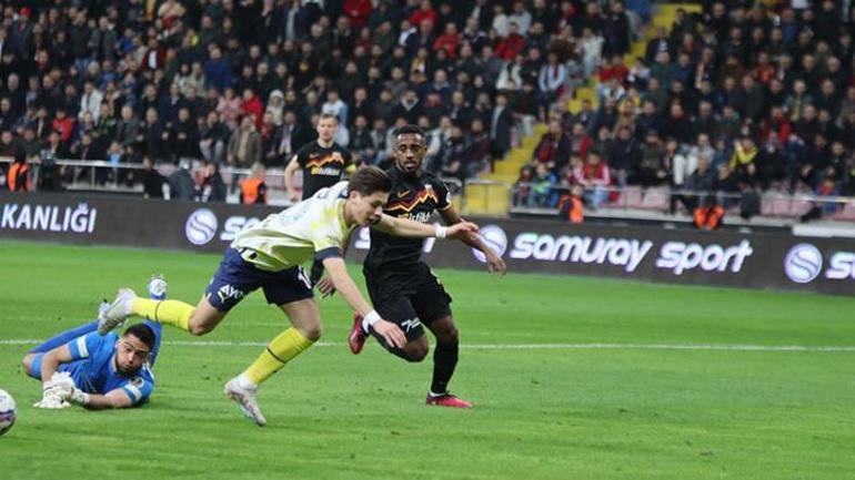 Kayserispor - Fenerbahçe maçında korkutan an Baygınlık geçirdi, hastaneye götürüldü