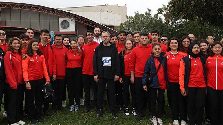 Bakan Kasapoğlu, 18. Antalya Maratonundaki farkındalık koşusuna katıldı