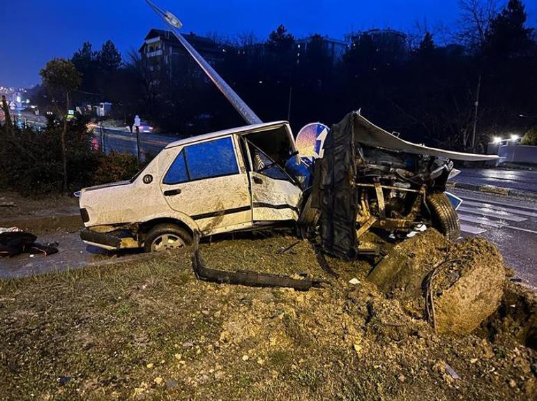 Aydınlatma direğine çarpan otomobil ikiye bölündü