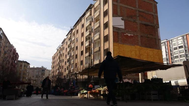 Ağır hasarlı binaların arasında kurulan semt pazarı Binlerce kişi geliyor