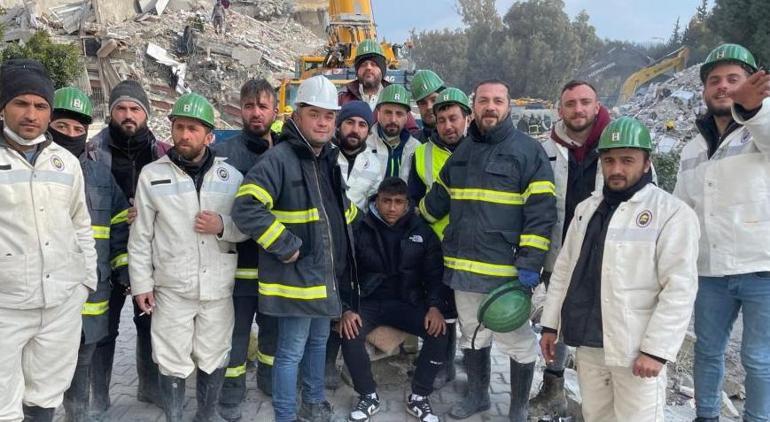 31 yakınını depremde kaybeden futbolcunun tek umudu oldular