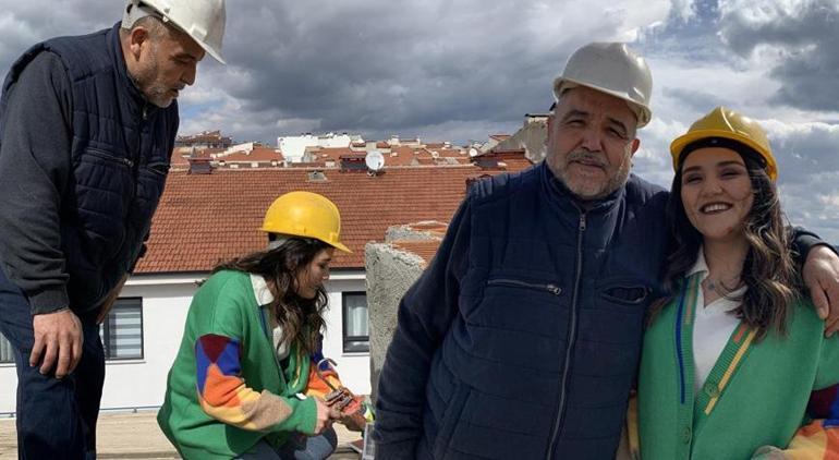 24 yaşındaki Ayşegül, metrelerce yüksekte çatı montajı yapıyor