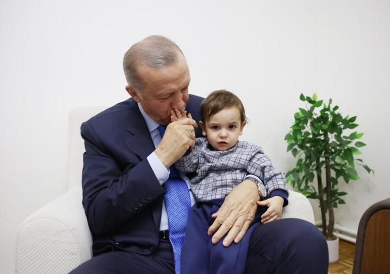 Cumhurbaşkanı Erdoğan ve Emine Erdoğandan depremzede aileye ziyaret