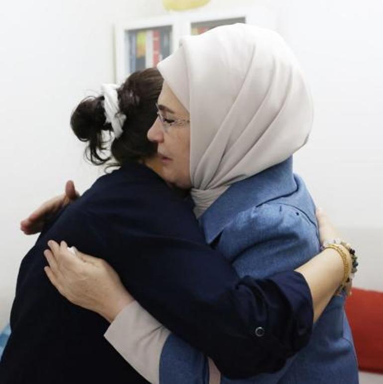 Cumhurbaşkanı Erdoğan ve Emine Erdoğandan depremzede aileye ziyaret