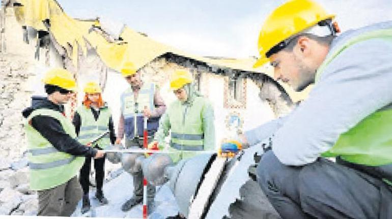 Dağılan moloz değil tarih