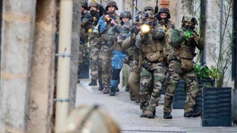 Fransa’da şaşırtan görüntü Şehrin göbeğinde askeri tatbikat