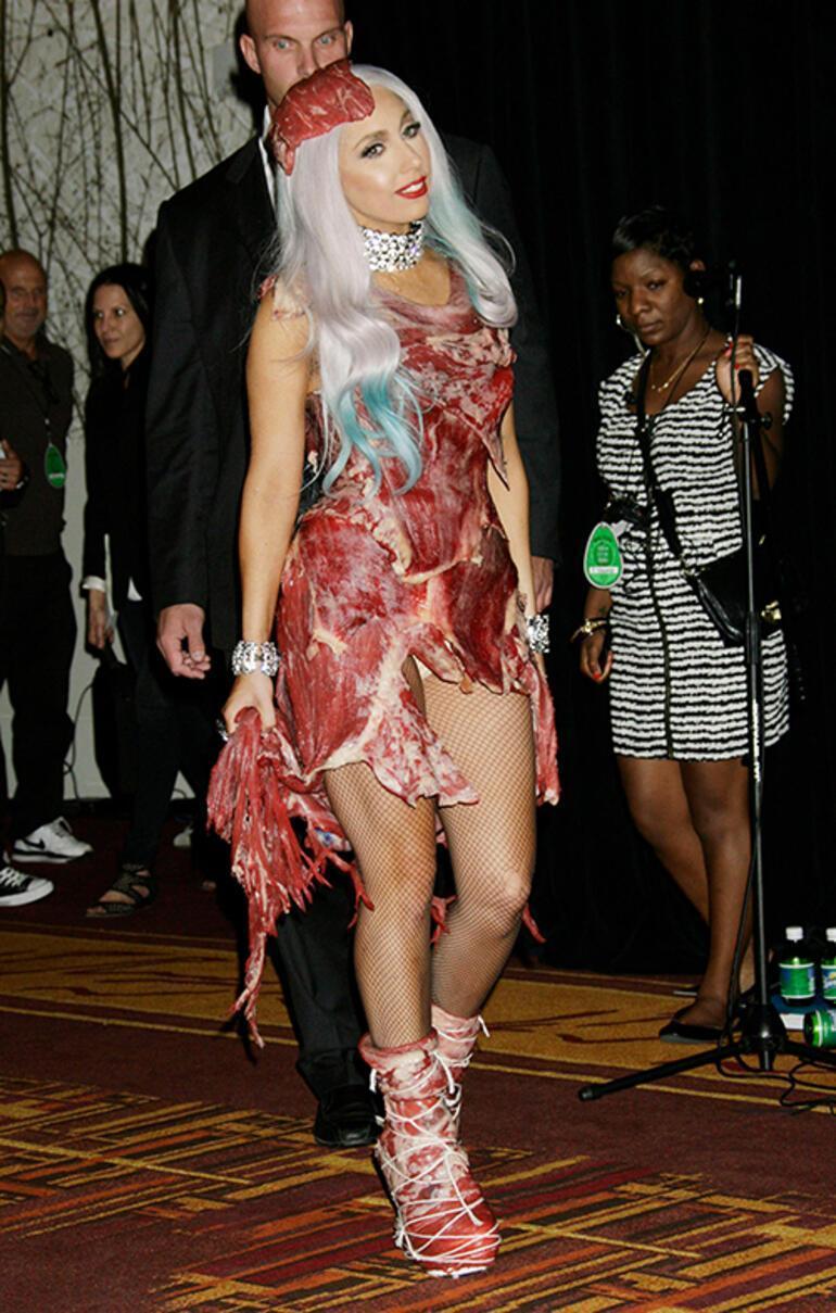 Tören kıyafetiyle dikkat çeken Lady Gaga, sahneye makyajsız çıktı