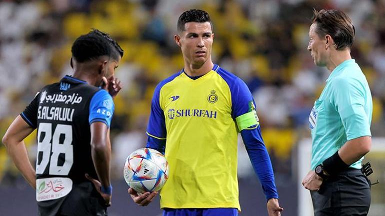 Ronaldo sinirlerine hakim olamadı Önce hakeme sonra hocasına tepki
